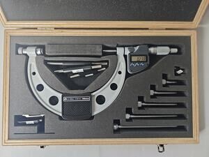 Mitutoyo 340-251-10 Digital Micrometer, Interchangeable Anvils 0-150mm